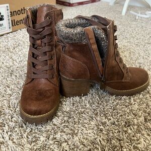 Heeled brown booties with fur